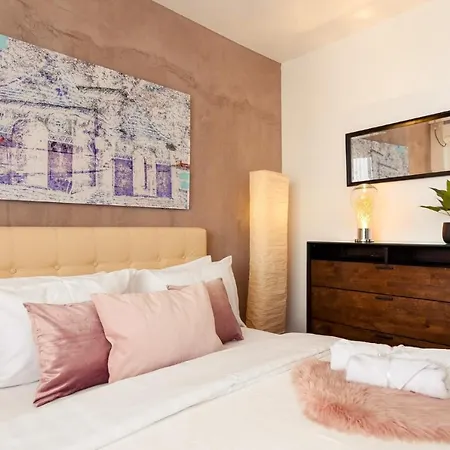Spectacular Views & Modern Comfort: Your Dream Duplex In Central *